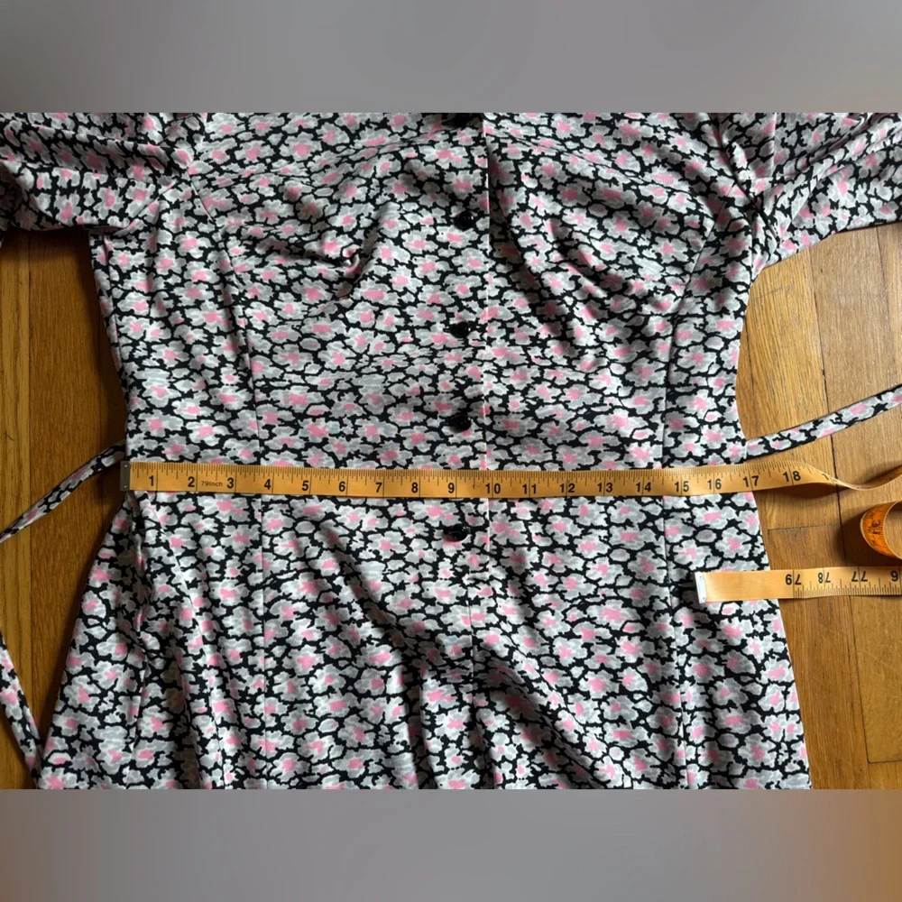 70s Vintage Pink White and Grey Floral Shirt Dress with Fringe Belt - Picture 7 of 7